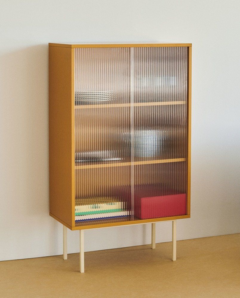 Gelber Hay Colour Cabinet Schrank mit geriffelten Glastüren und Inhalt auf drei Regalböden.