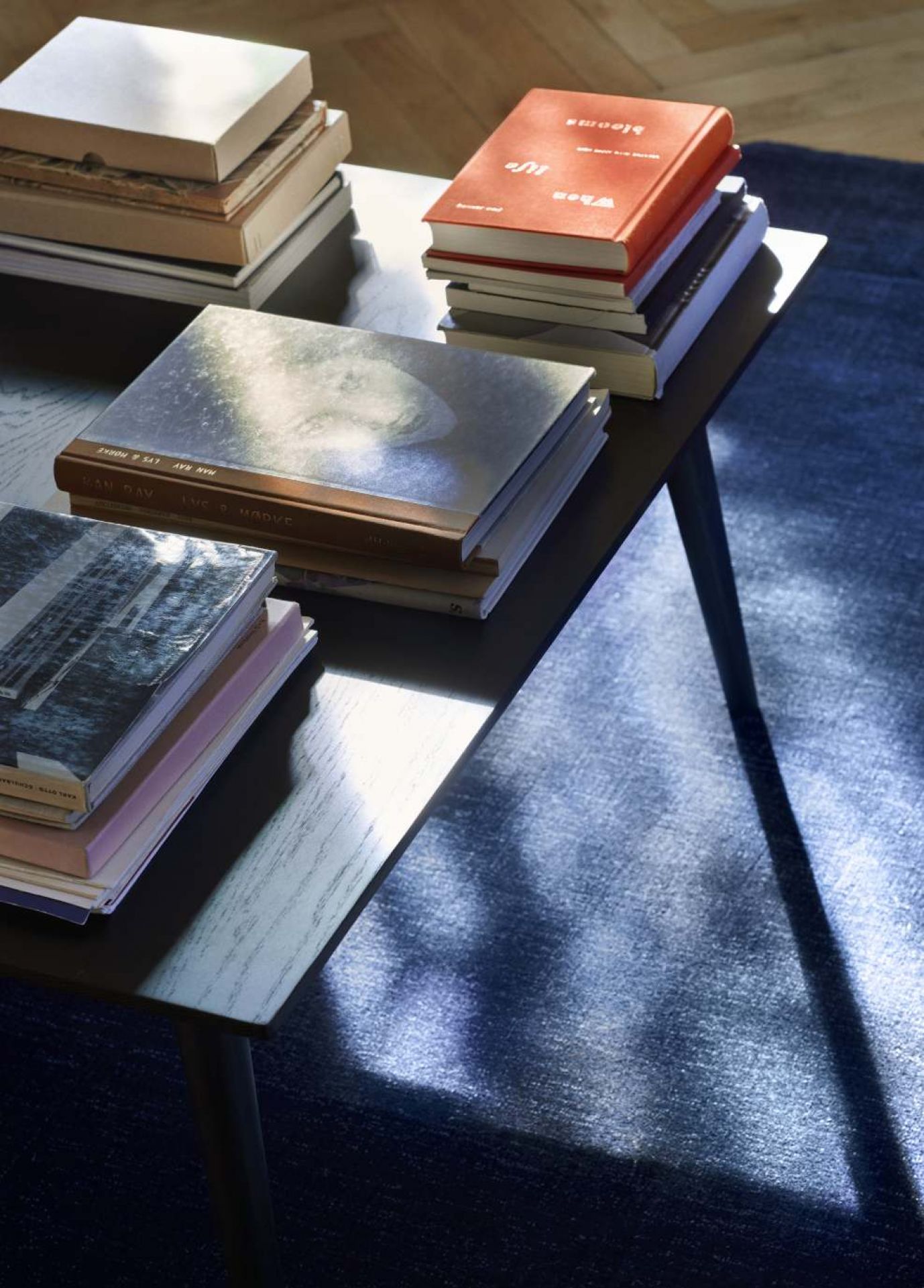 AndTradition In Between Couchtisch SK23/SK24 mit Büchern, modernes Design für Wohnzimmer und Lounge.