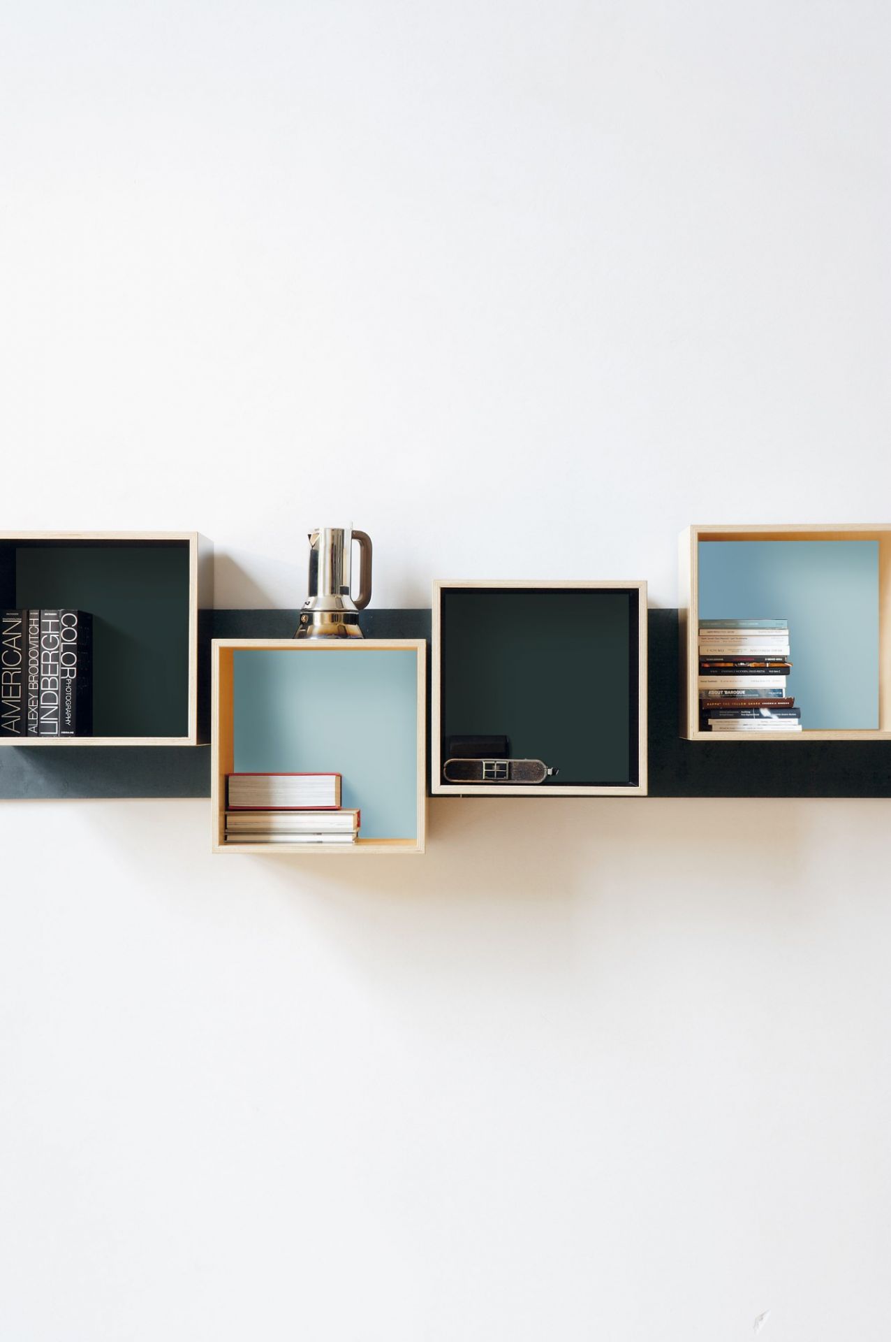 Magnetique Regal von Moormann: Quadratische Wandregale in Holz und Farbe mit Büchern und Deko.