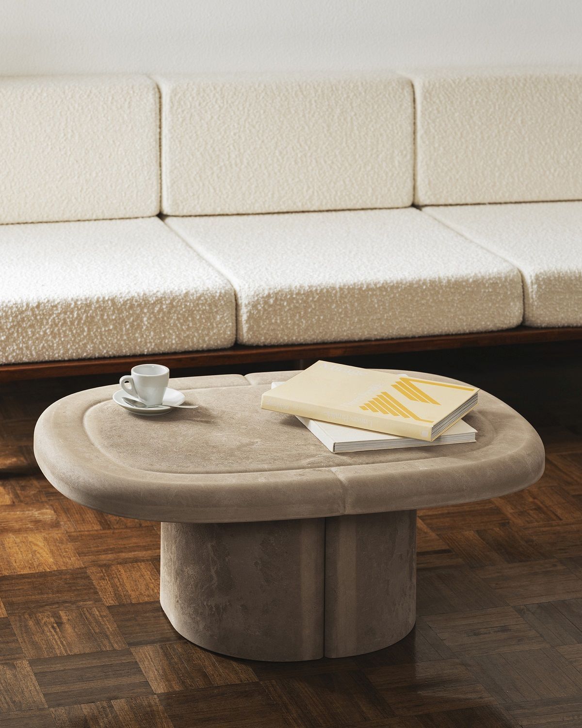 Ovaler Alder Lounge Table Couchtisch von Mater, geeignet für Innen- und Außenbereich, mit Buch und Tasse.