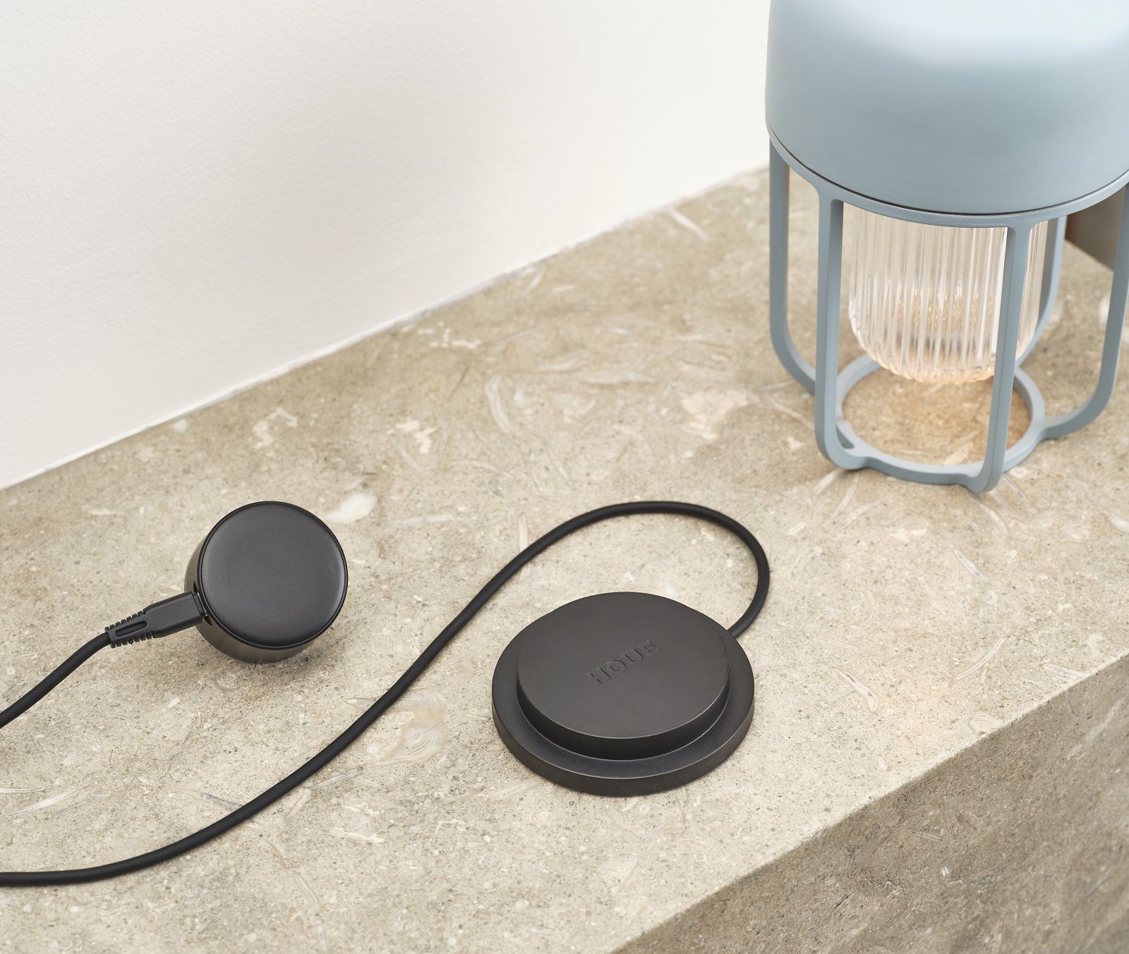 Houe LIGHT No.1 Akkuleuchte, beige, mit Ladestation für Innen- und Außenbereich.