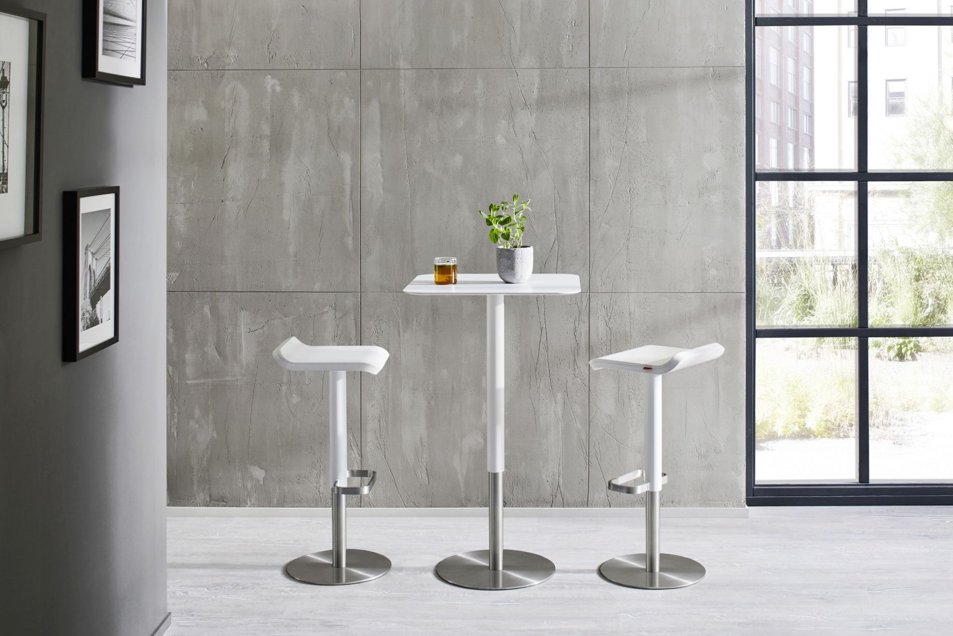 Moderner ED 105 Stehtisch von Moree mit zwei Barhockern in minimalistischem Design.