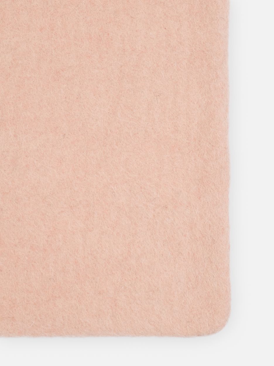 Detailaufnahme des rosa myfelt Filzteppichs, rechteckig, für Wohnzimmer und Schlafzimmer.