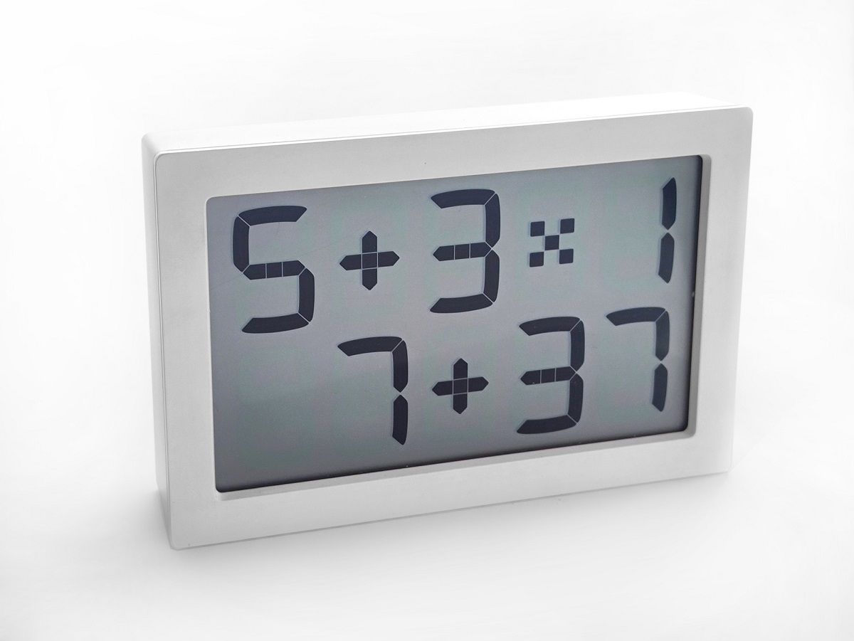 Weiße Digitaluhr im Albert Clock Design zeigt die Uhrzeit mit Rechenaufgaben.