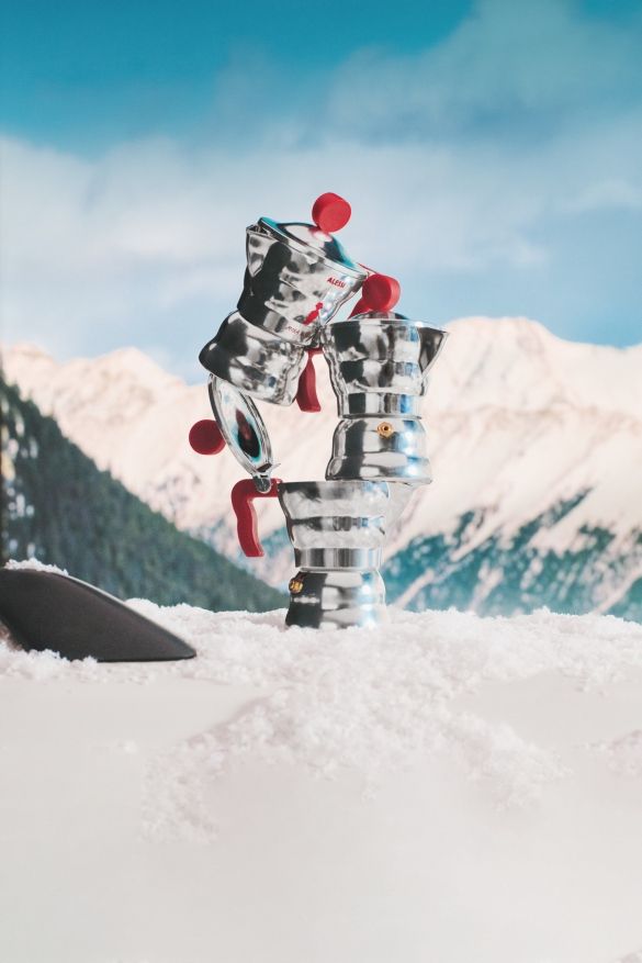 Alessi Moka Espressokocher LIMITED EDITION im Schnee vor Bergkulisse. Italienische Kaffeekultur für Zuhause.