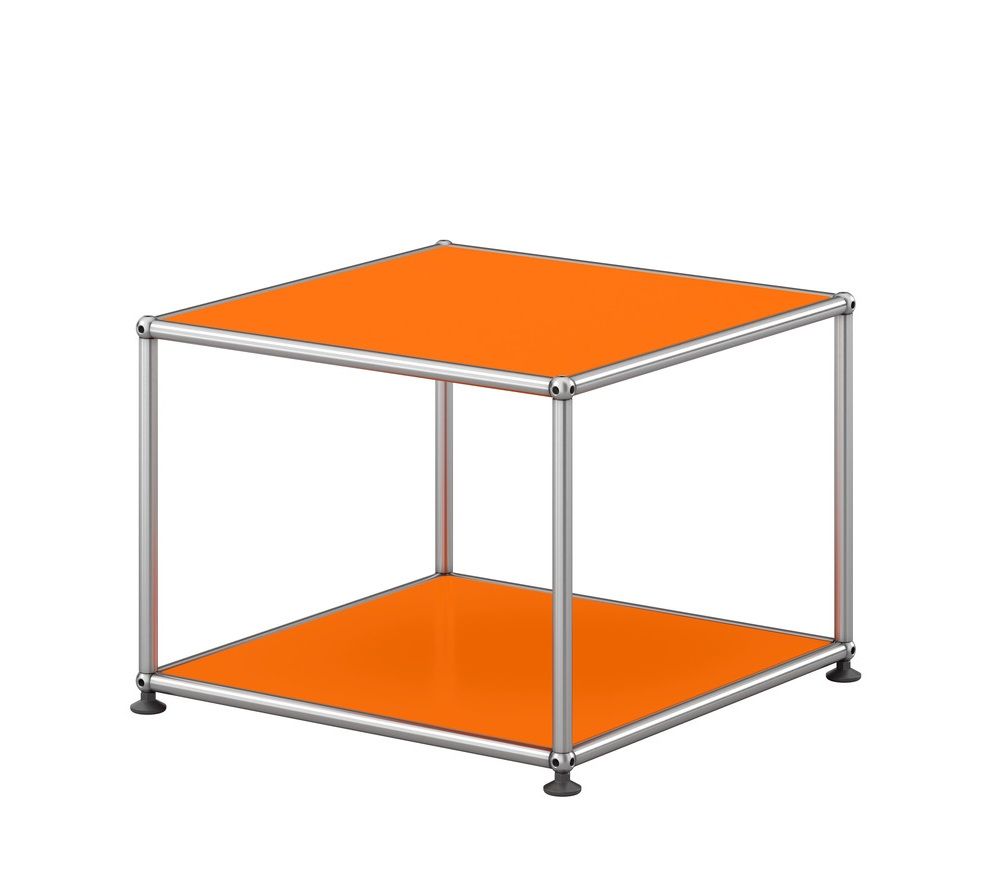 USM Haller Beistelltisch in Reinorange, offenes Design mit minimalistischem Chromgestell für modernes Wohnen.