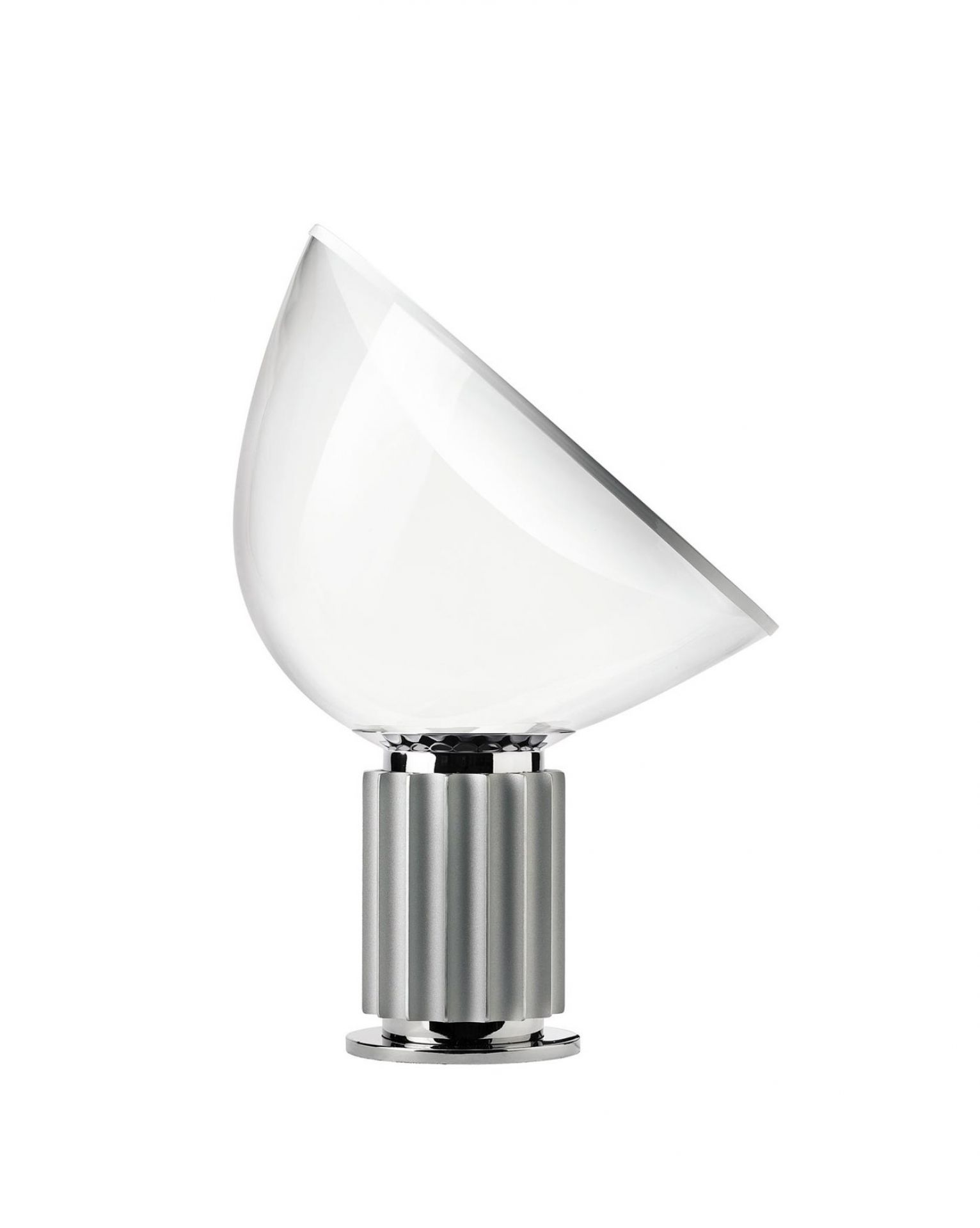 Taccia Tischleuchte von Flos: Moderne Designleuchte mit Glasschirm und geriffeltem Metallsockel.