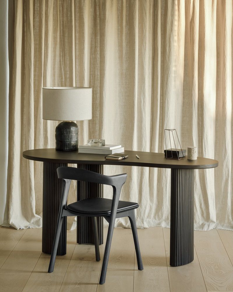 Bok Stuhl von Ethnicraft: Brauner Eichenholzstuhl mit braunem Lederbezug vor Schreibtisch.