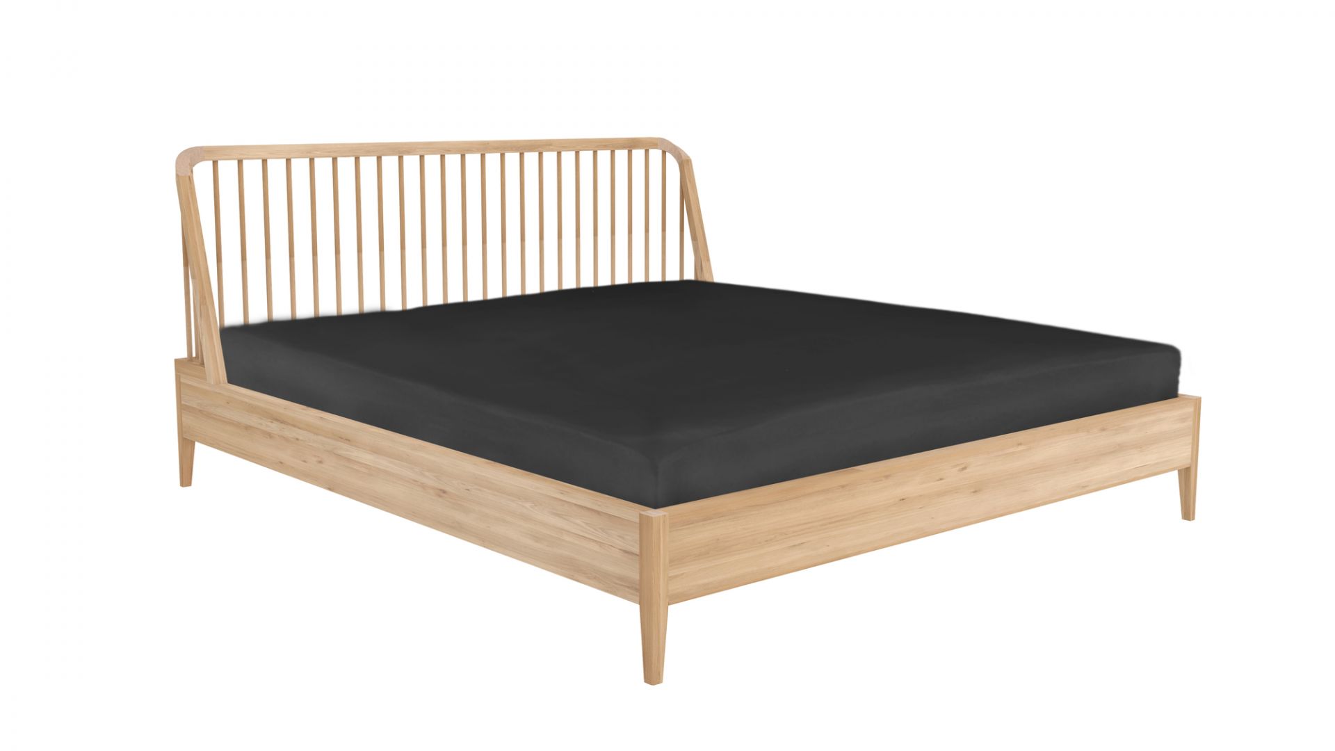 Ethnicraft Spindle Bett aus Eiche mit Lattenrost und schwarzem Bettlaken, modernes Schlafzimmermöbel.