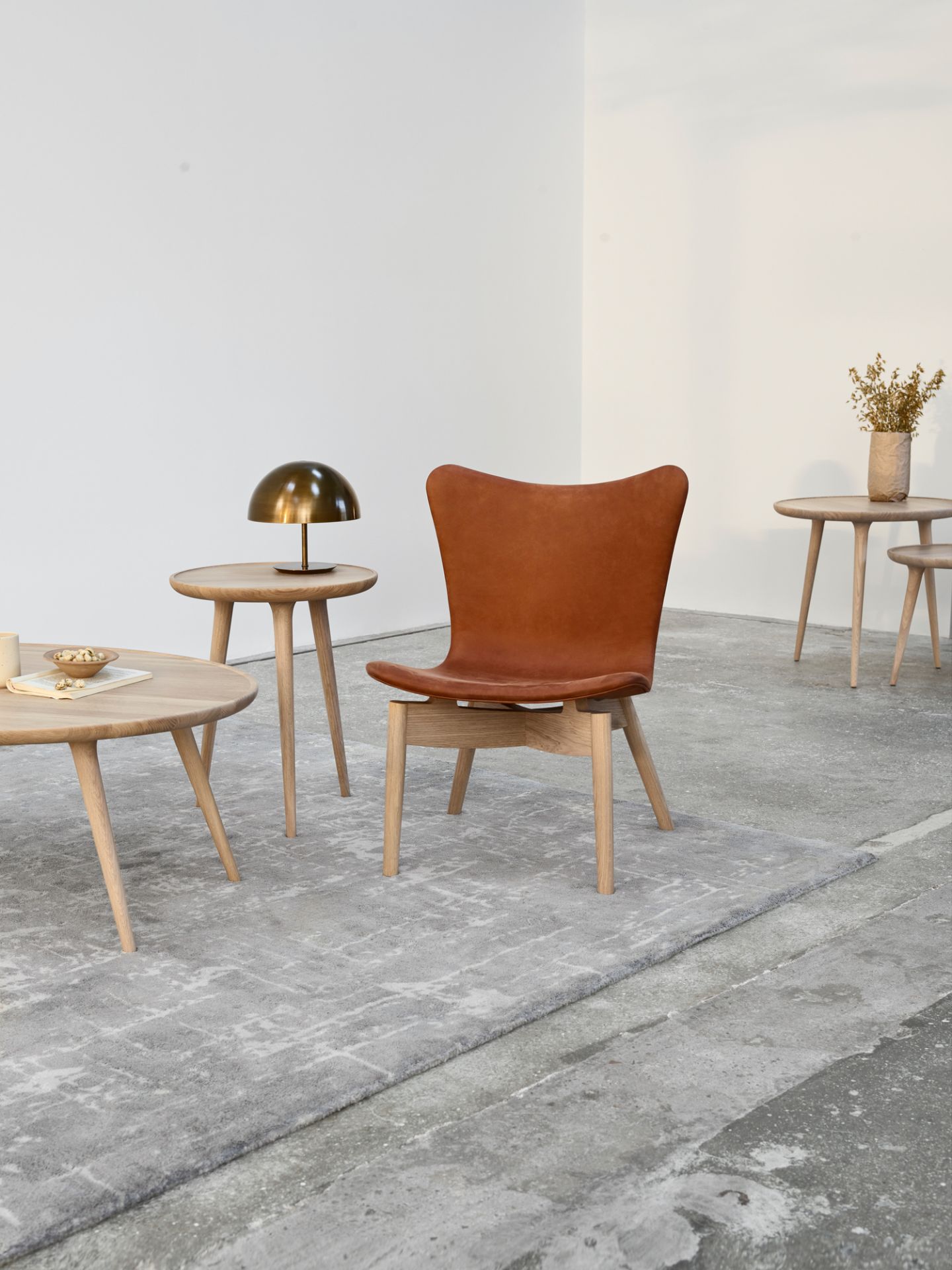 Nahaufnahme der Baby Dome Lampe Kupfer Mater auf einem Beistelltisch.