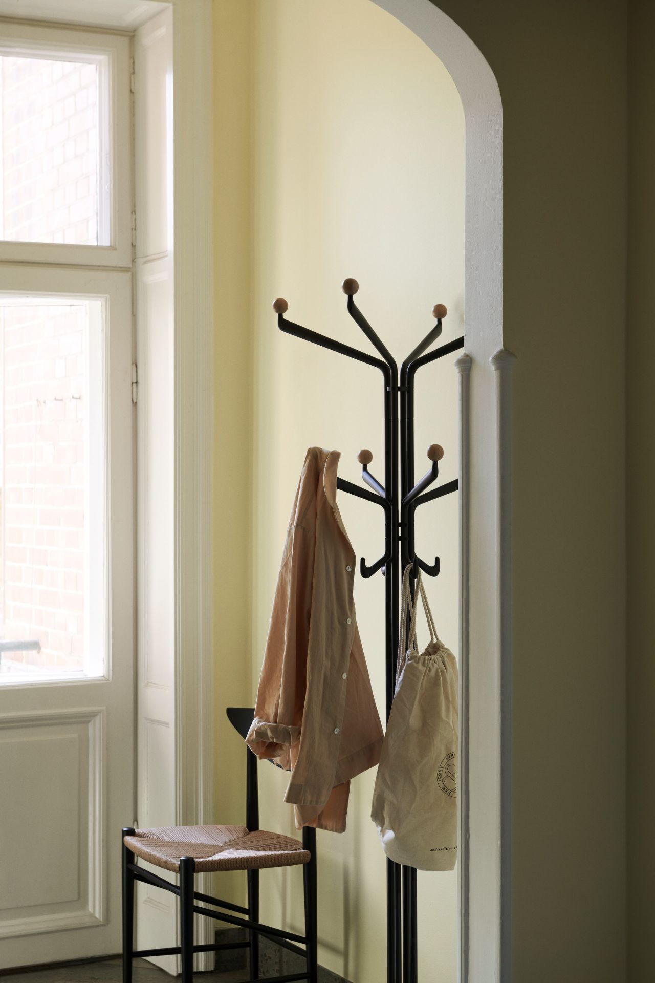 Capture SC77 Kleiderständer von AndTradition mit Hemd und Tasche im Flur. Moderner Garderobenständer.