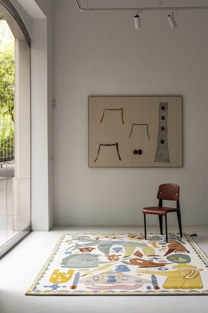 Nanimarquina Teppich Troupe Collection, 200x300 cm, mit bunten, abstrakten Motiven im modernen Wohnraum.