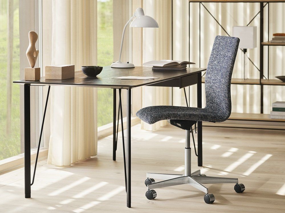 FH3605 Schreibtisch von Fritz Hansen: Walnuss Schreibtisch mit Schublade und Chromgestell im modernen Arbeitszimmer.