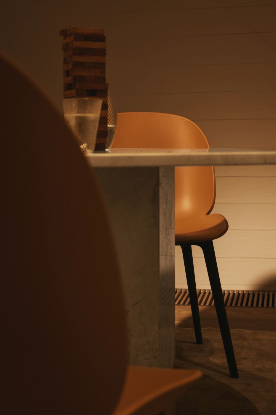 Nahaufnahme eines alabasterweißen, ungepolsterten Beetle Chair Esszimmerstuhls von Gubi mit schwarzem Gestell.