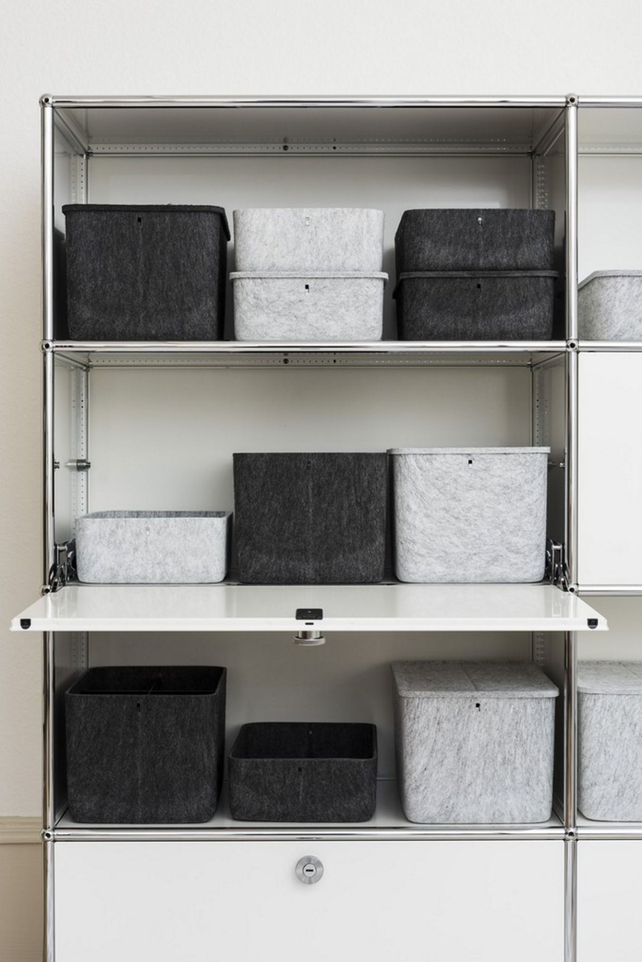 USM Haller Inos Boxen in Grau und Anthrazit im offenen USM Möbel Regal.