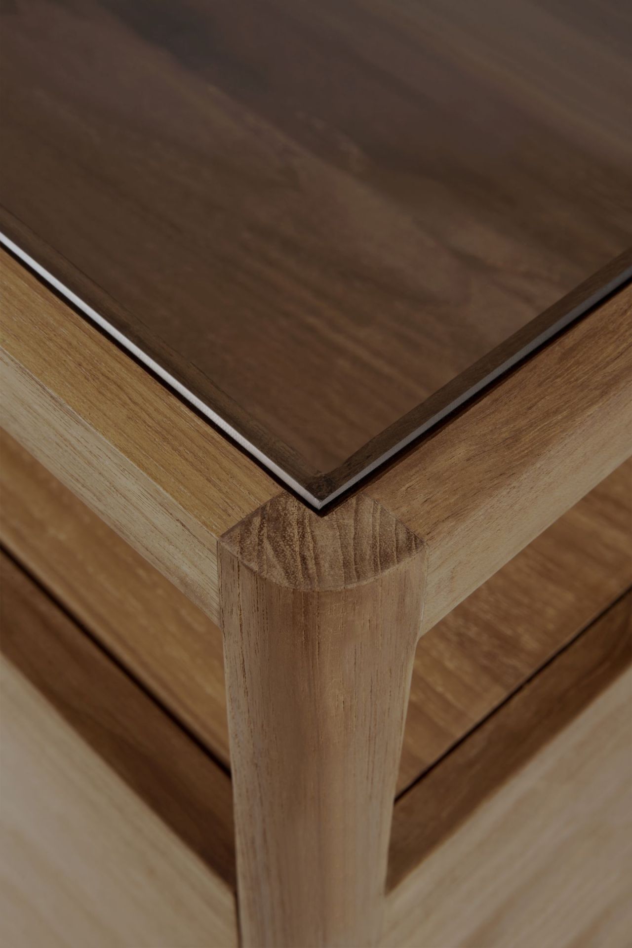 Detailaufnahme der Ethnicraft Spindle Kommode: Holz, Glasplatte und filigrane Verarbeitung. Hochwertige Möbel für Ihr Zuhause.