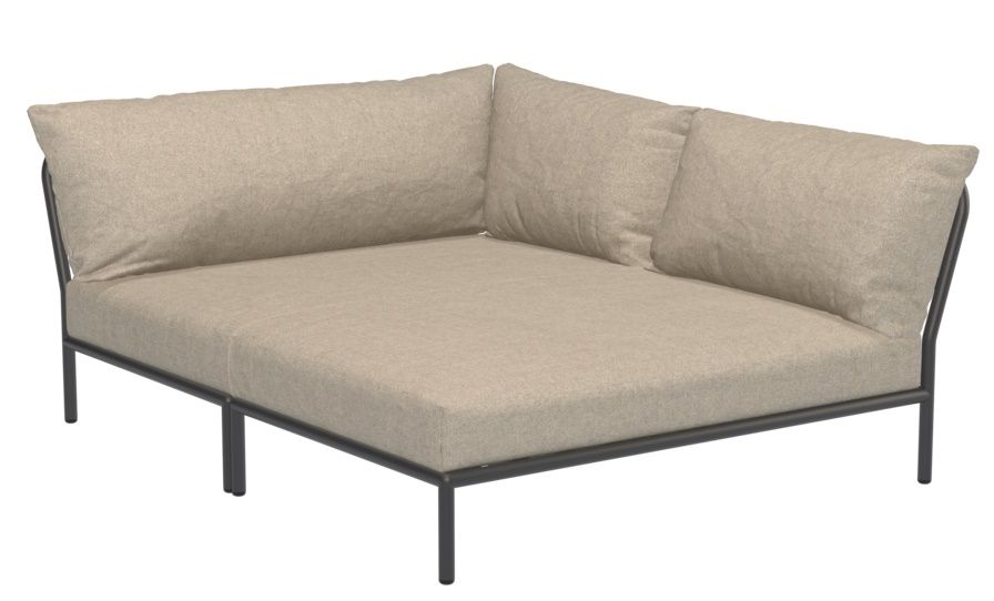 Level 2 Cozy Corner Outdoor Sofa von Houe mit beigen Kissen und schwarzem Rahmen.