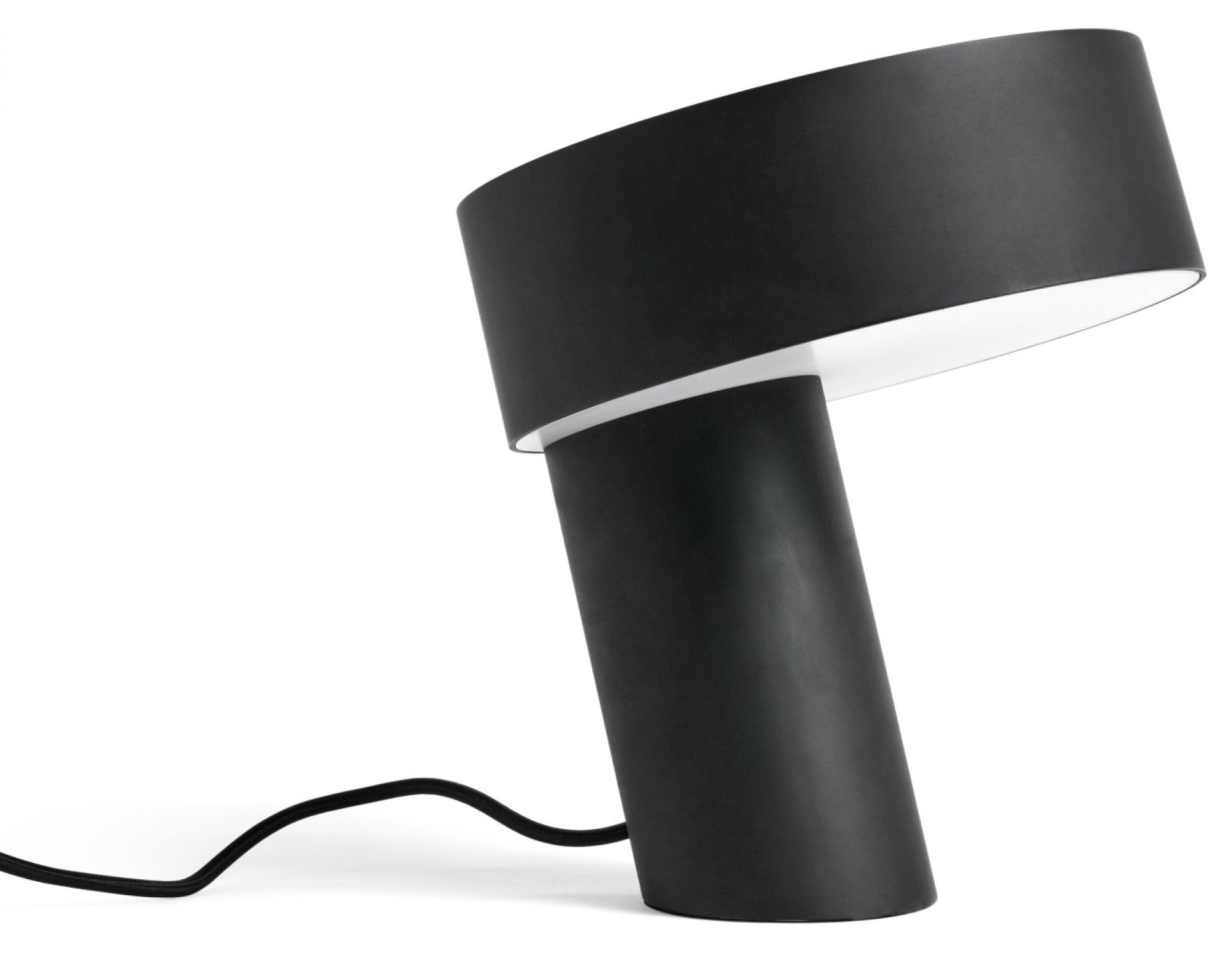 Schwarze Slant Tischleuchte von Hay: Moderne Lampe mit geneigtem Schirm für stilvolle Beleuchtung.