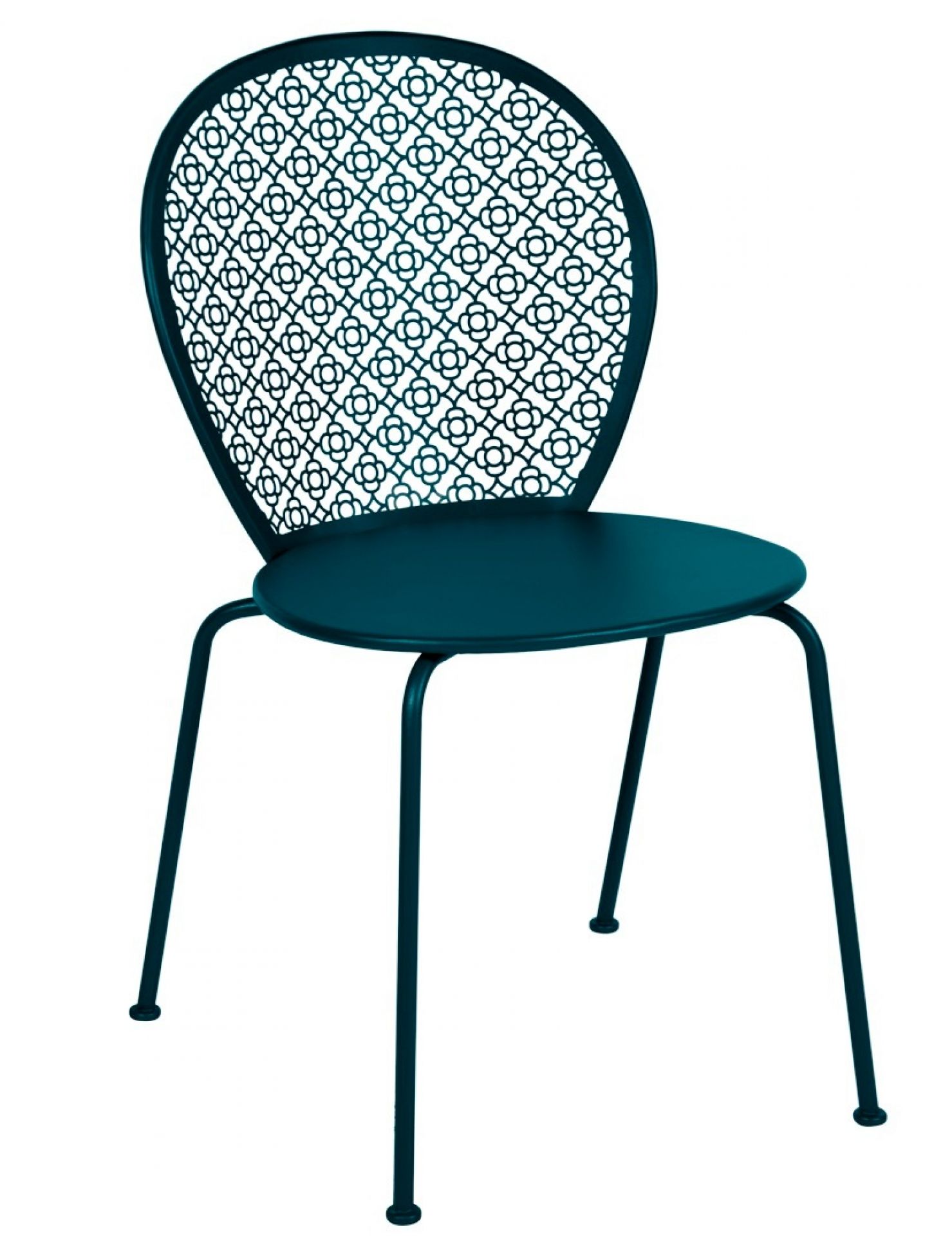 Blauer Lorette Stuhl von Fermob mit filigranem, floralem Muster im Rücken für Garten und Terrasse.