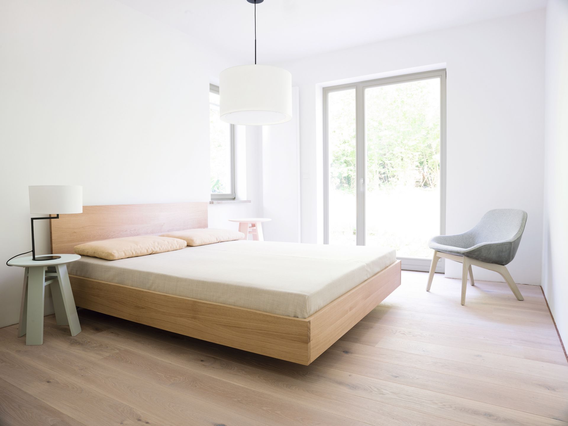 Holzbett im minimalistischen Stil mit hellem Holzrahmen und passenden Nachttischen in modernem Schlafzimmer.
