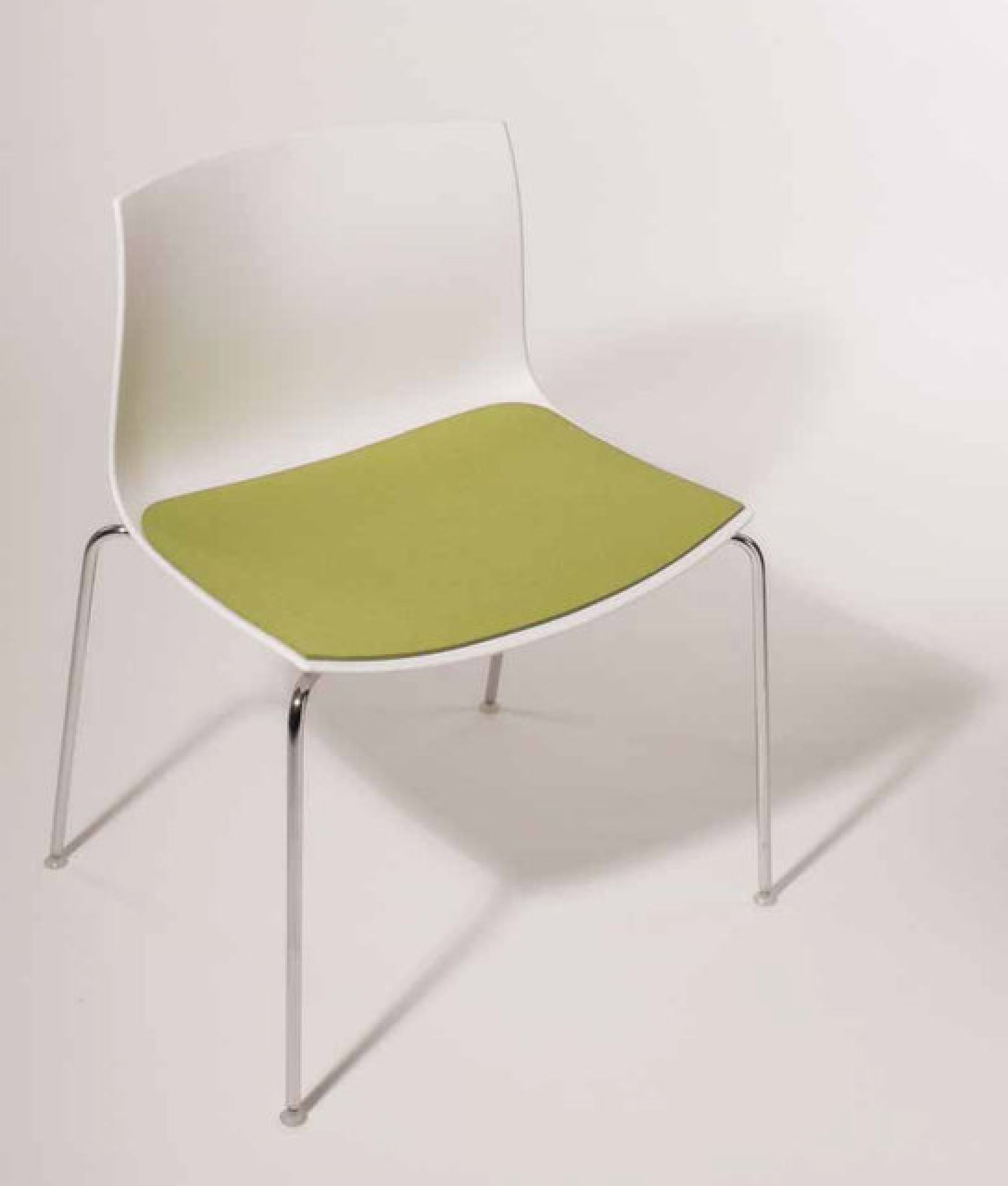 Weiße Catifa 53 Stuhl mit grüner Filz Sitzauflage für mehr Komfort und Stil.