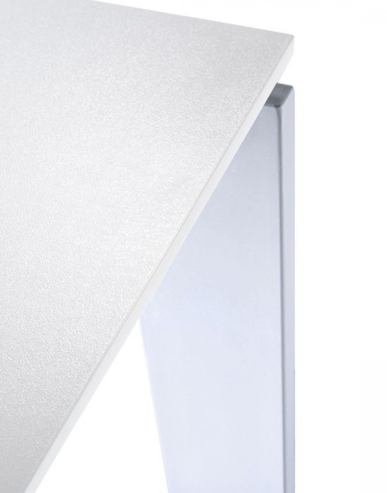 Detailaufnahme des weißen Kartell Tisches: Tischplatte und Bein in modernem Design.