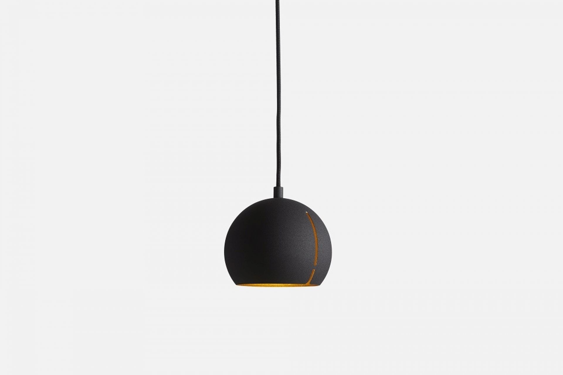Schwarze Gap Pendelleuchte von Woud, runde Hängelampe mit warmem Lichtschein und minimalistischem Design.