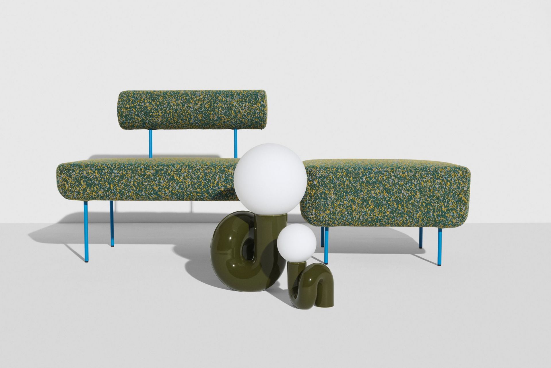 Neotenic Large Table Lamp von Petite Friture: Grüne Design Tischleuchte mit weißen Kugeln.