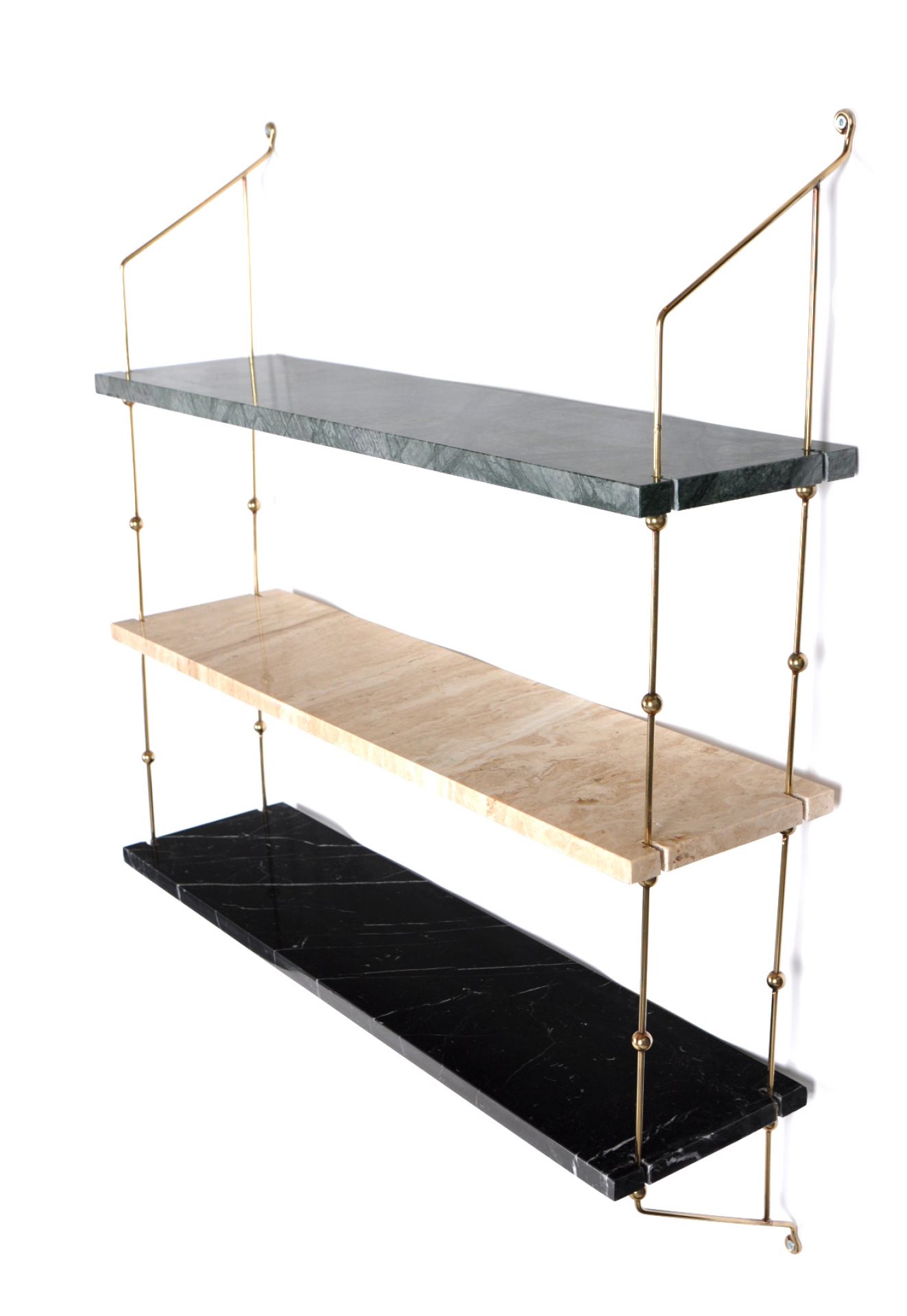 Morse Regal von Ox Denmarq: Dreifarbige Marmor Wandregal mit goldenen Halterungen.