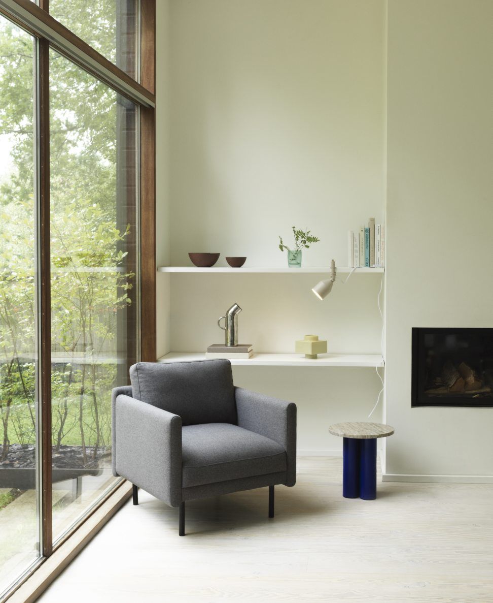 Grauer Rar Lounge Chair Sessel von Normann Copenhagen in modernem Wohnzimmer mit Kamin.