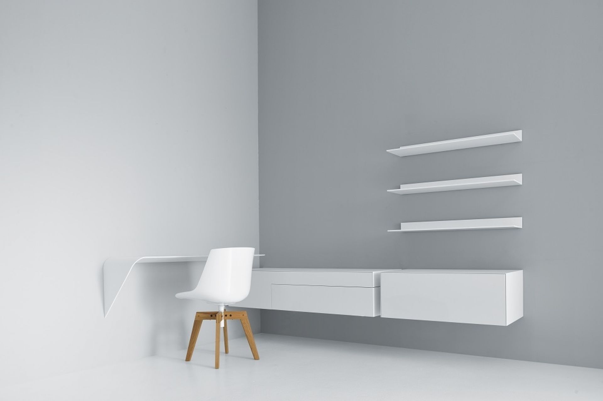 Weißer Mamba Light Wandsekretär mit Ablageflächen und Stuhl, modernes Design für Homeoffice.