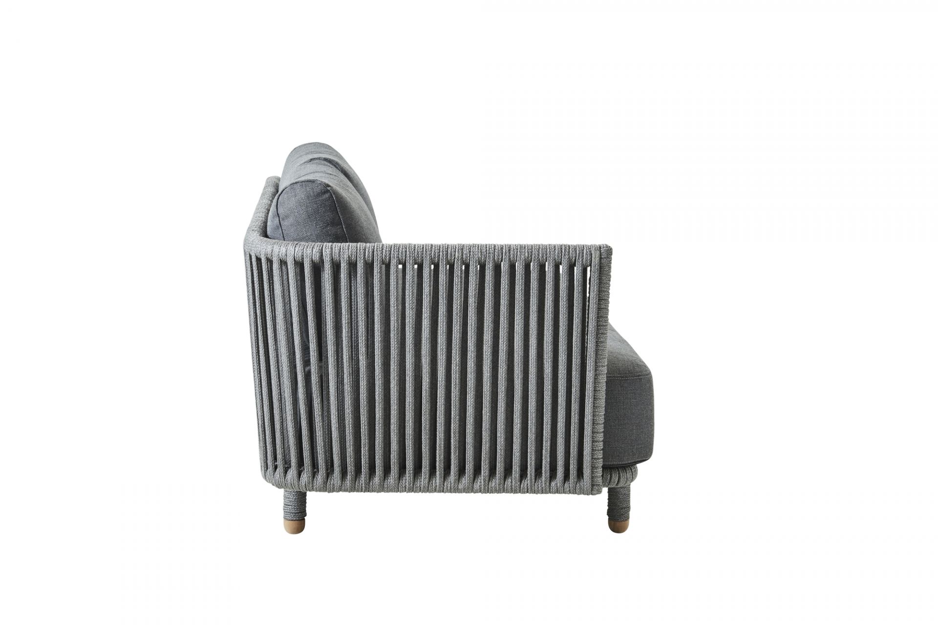 Seitenansicht des grauen Cane-Line Moments Outdoor Sofas mit geflochtenem Seilrahmen und Polsterkissen.