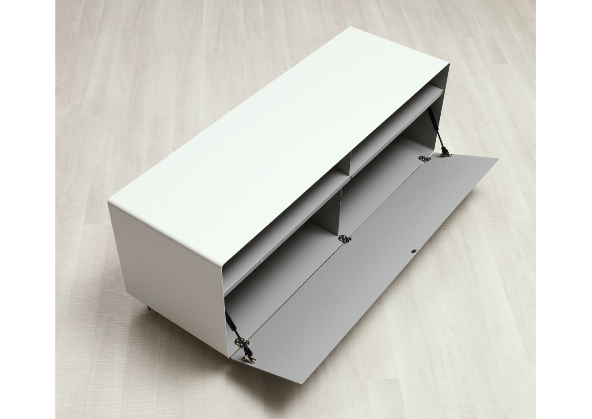 Weißes R 108N Sideboard von Müller Möbelfabrikation mit offener Klappe und Innenfächern. Modernes Möbelstück für Wohnzimmer.