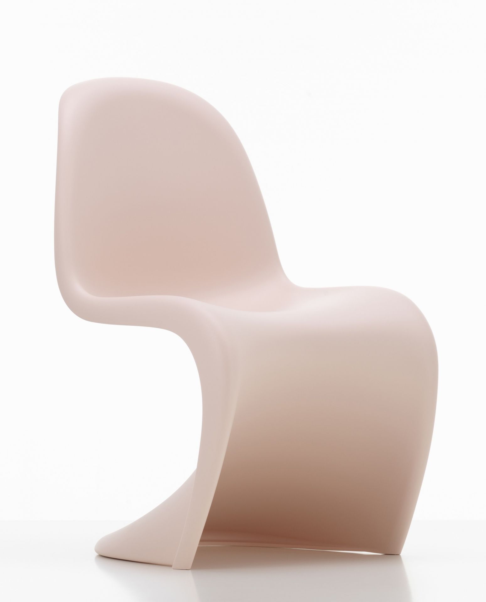 Panton Junior Stuhl in Zartrosa von Vitra, moderner Kinderstuhl aus Kunststoff, wellenförmiges Design.