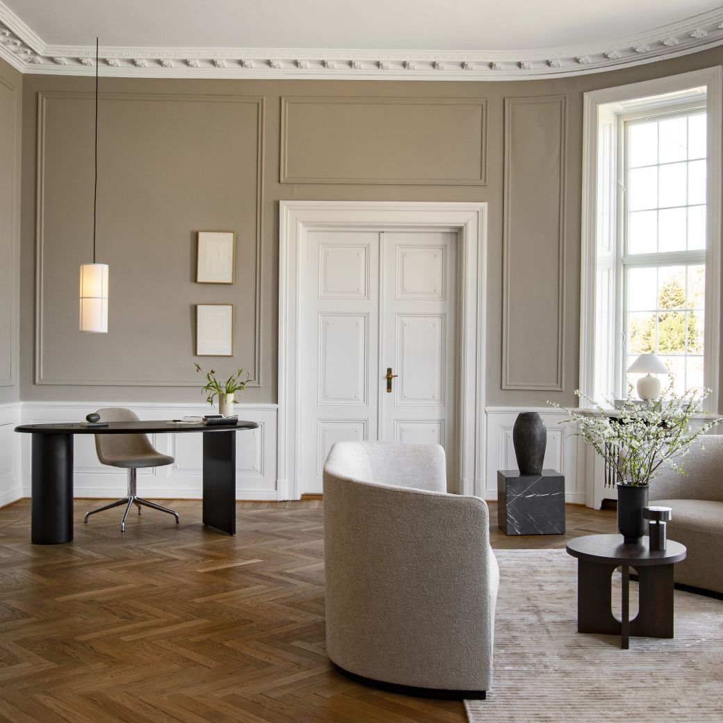 Heller Tearoom Sofa Audo in stilvollem Wohnzimmer mit Schreibtisch, Sessel und Dekoration.