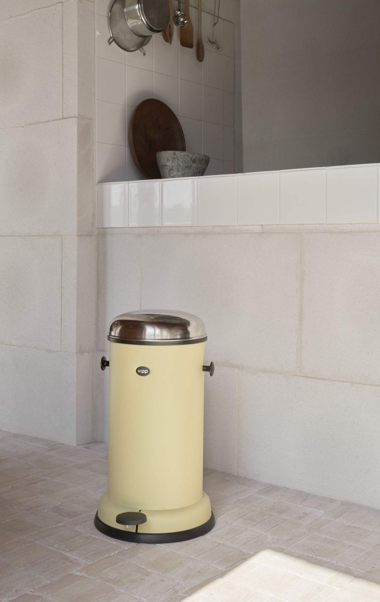 Marie´s Yellow Vipp Treteimer in limitierter Edition, gelber Mülleimer mit Edelstahldeckel für die Küche.