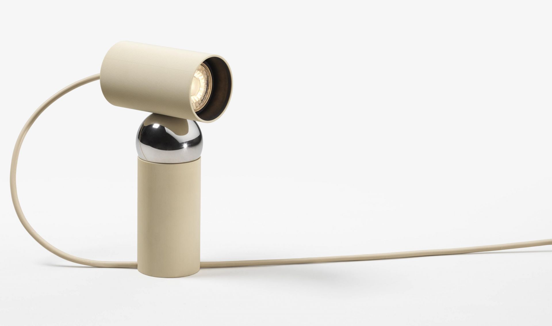 Nahaufnahme der Bilboquet Tischleuchte von Flos in Leinenfarbe, moderne Innenbeleuchtung.