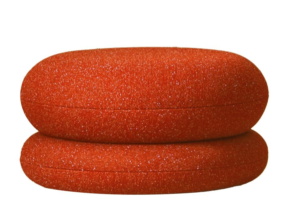 Oranger Easy Pouf Hocker von Verpan, zwei übereinander gestapelte Sitzkissen, modernes Möbeldesign.