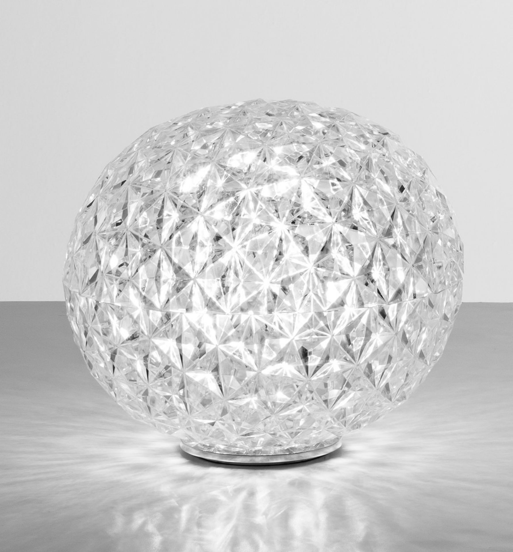 Planet Tischleuchte von Kartell, 28 cm, in Rauch, mit facettierter Oberfläche und Lichteffekten.