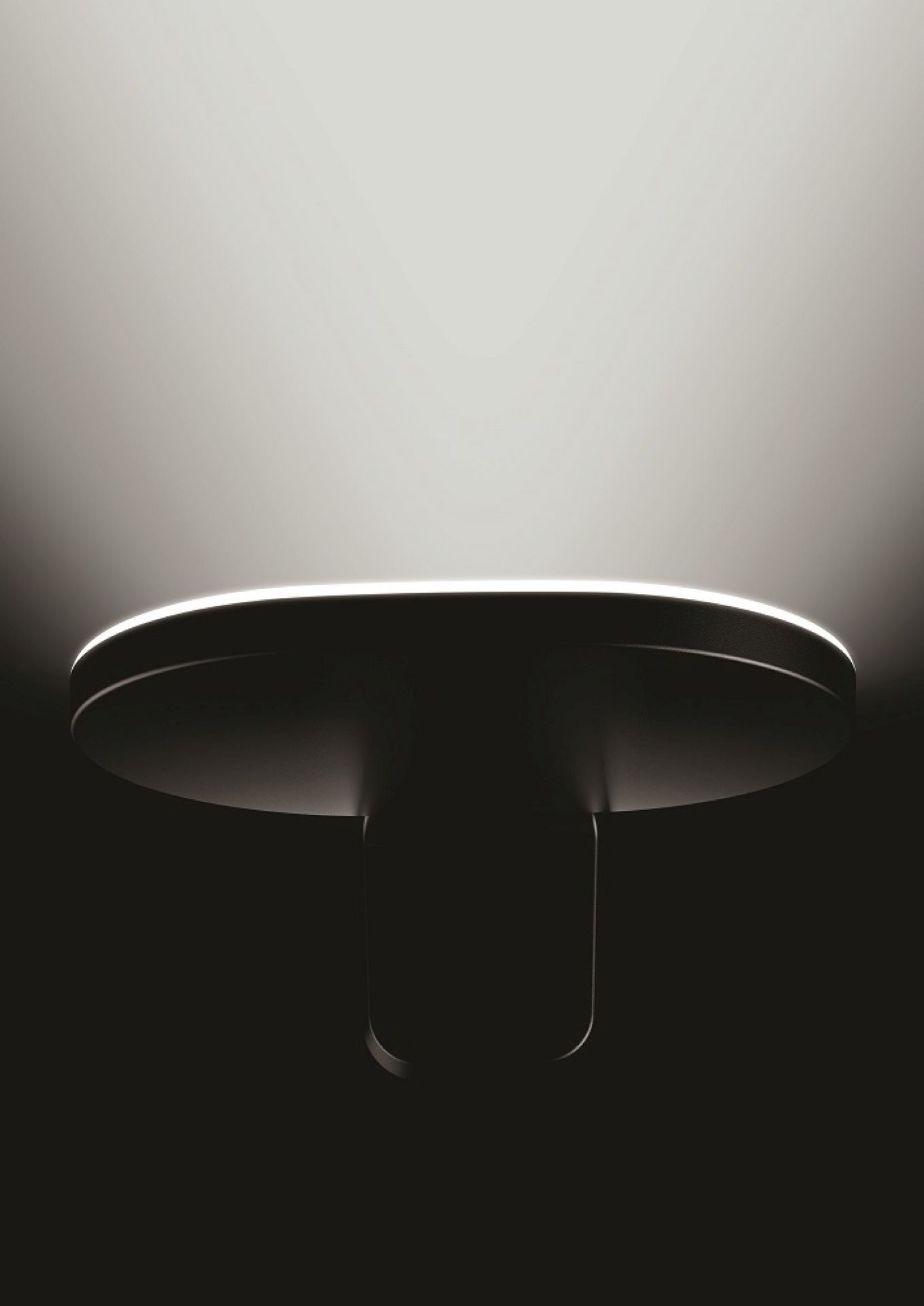 Nahaufnahme der weißen Flos Oplight W1 Wandleuchte mit indirekter Beleuchtung.