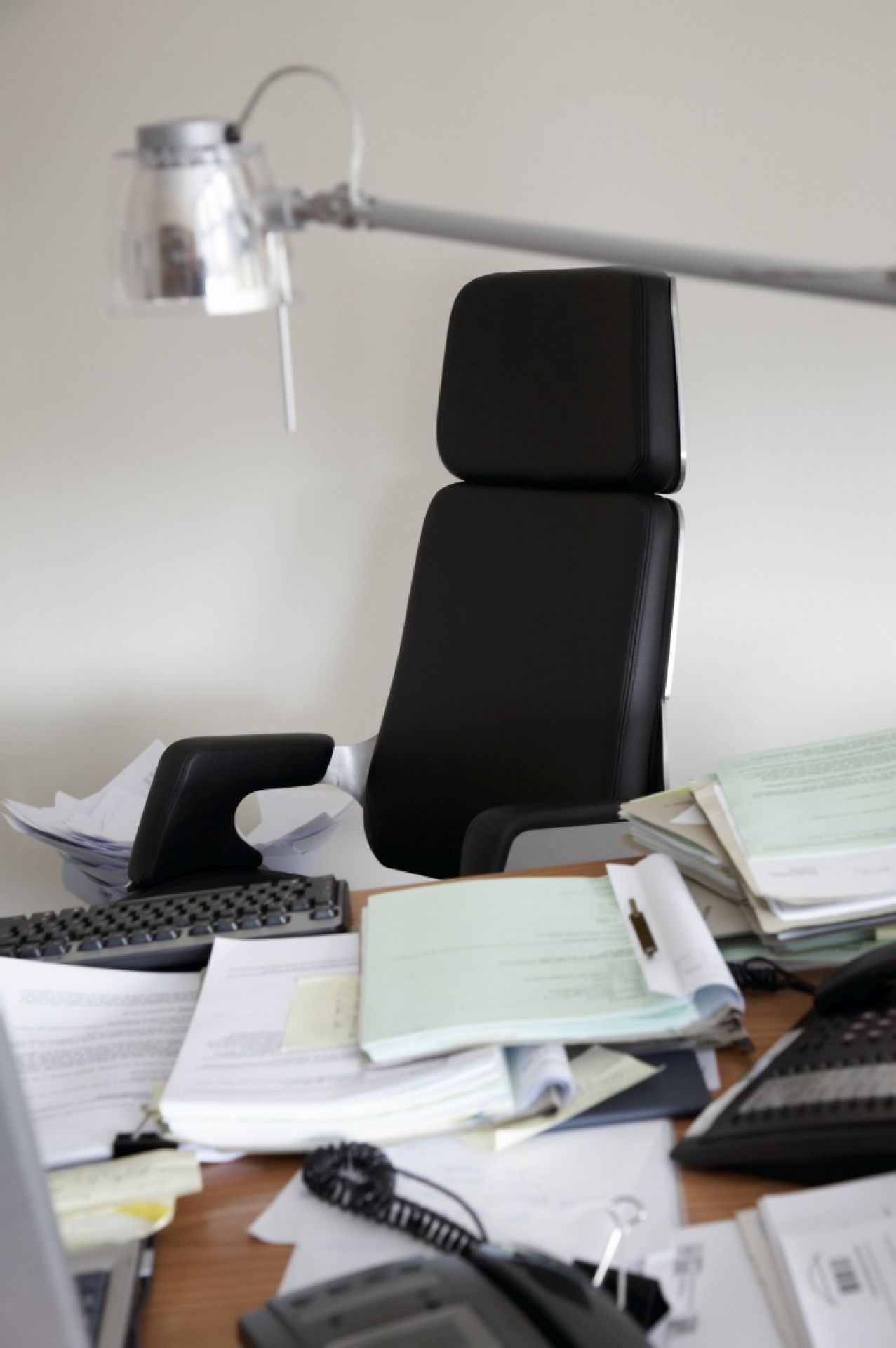 Silver SV11P Bürodrehstuhl von Interstuhl, hoher schwarzer Chefsessel mit Kopfstütze am Schreibtisch.