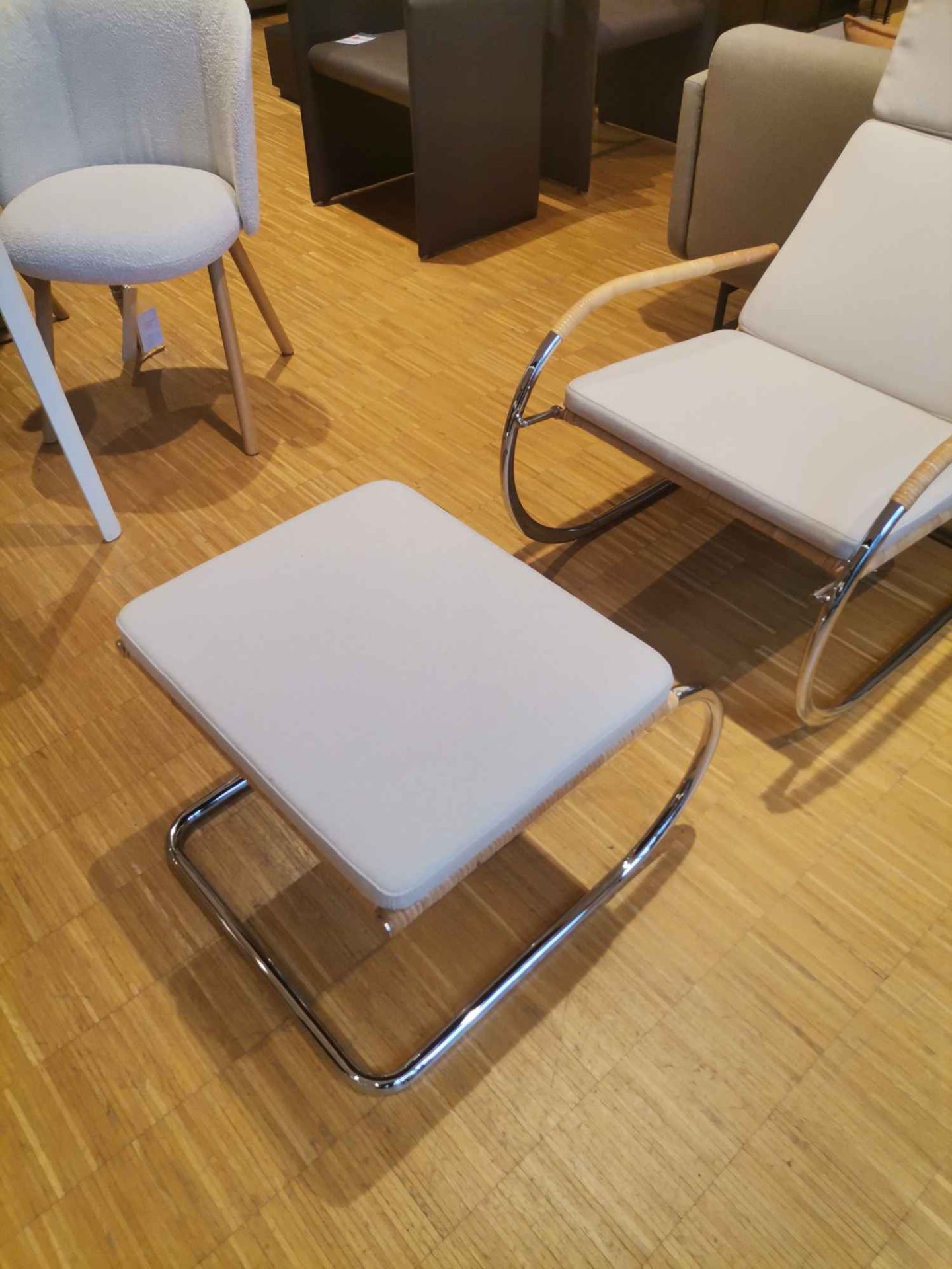 D35-1 Kragsessel mit Hocker NATURGEFLECHT / STOFF II ARCO CALLA Tecta AUSSTELLUNGSSTÜCK