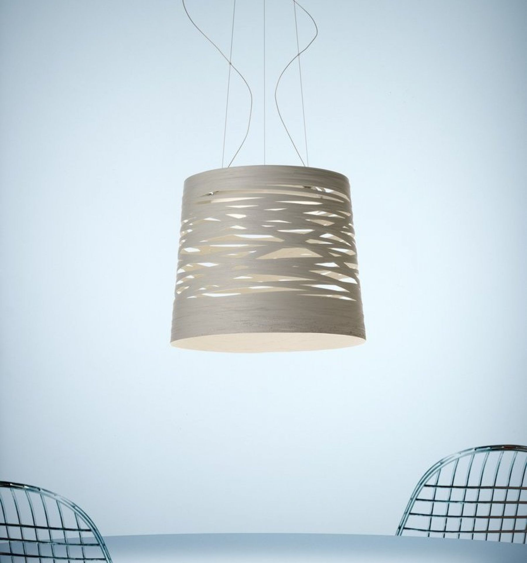 Tress Grande LED Pendelleuchte von Foscarini, moderne Hängelampe mit horizontalen Schlitzen in Weiß.