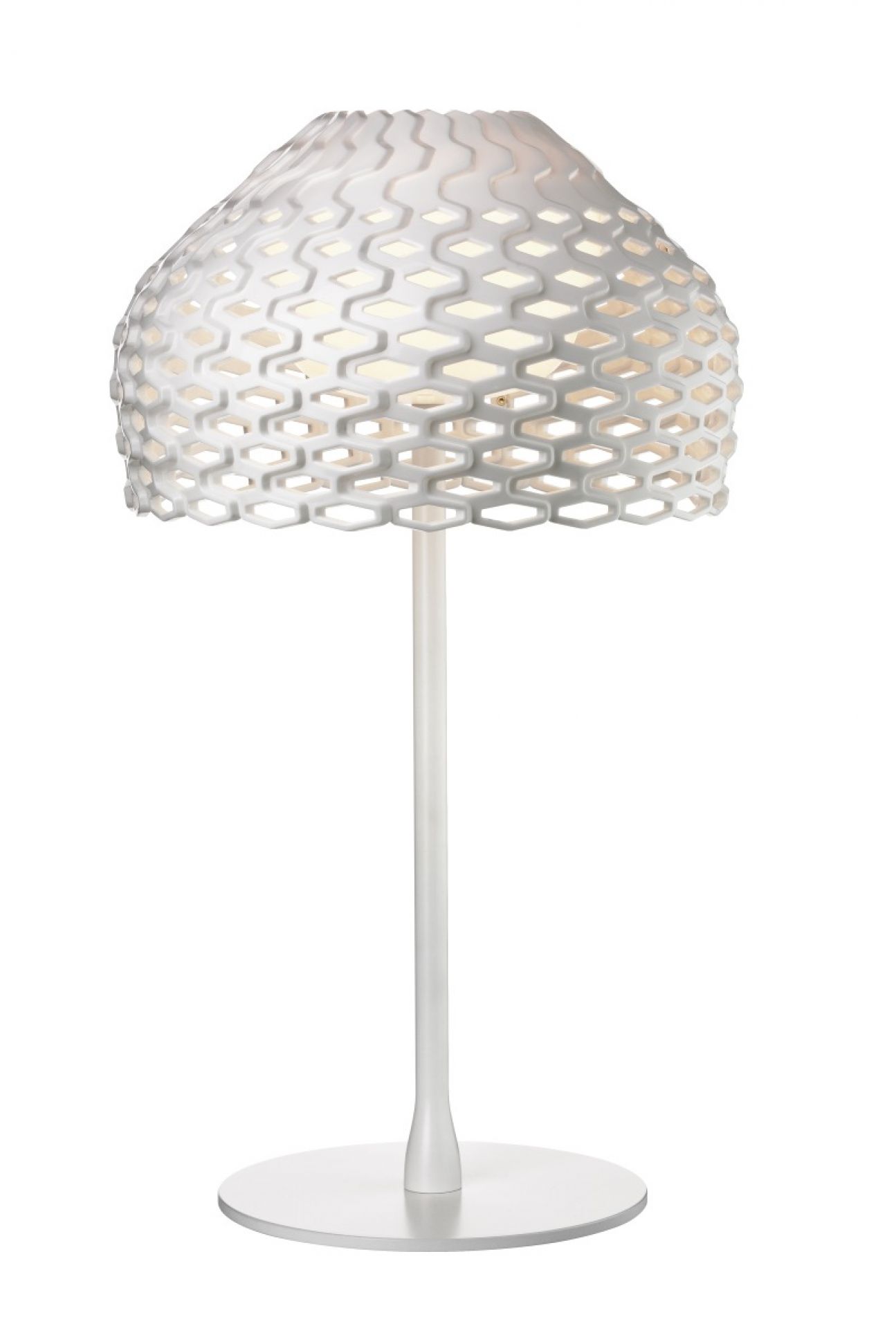 Weiße Tatou T1 Tischleuchte von Flos mit filigranem Lampenschirm und rundem Fuß für stimmungsvolle Beleuchtung.