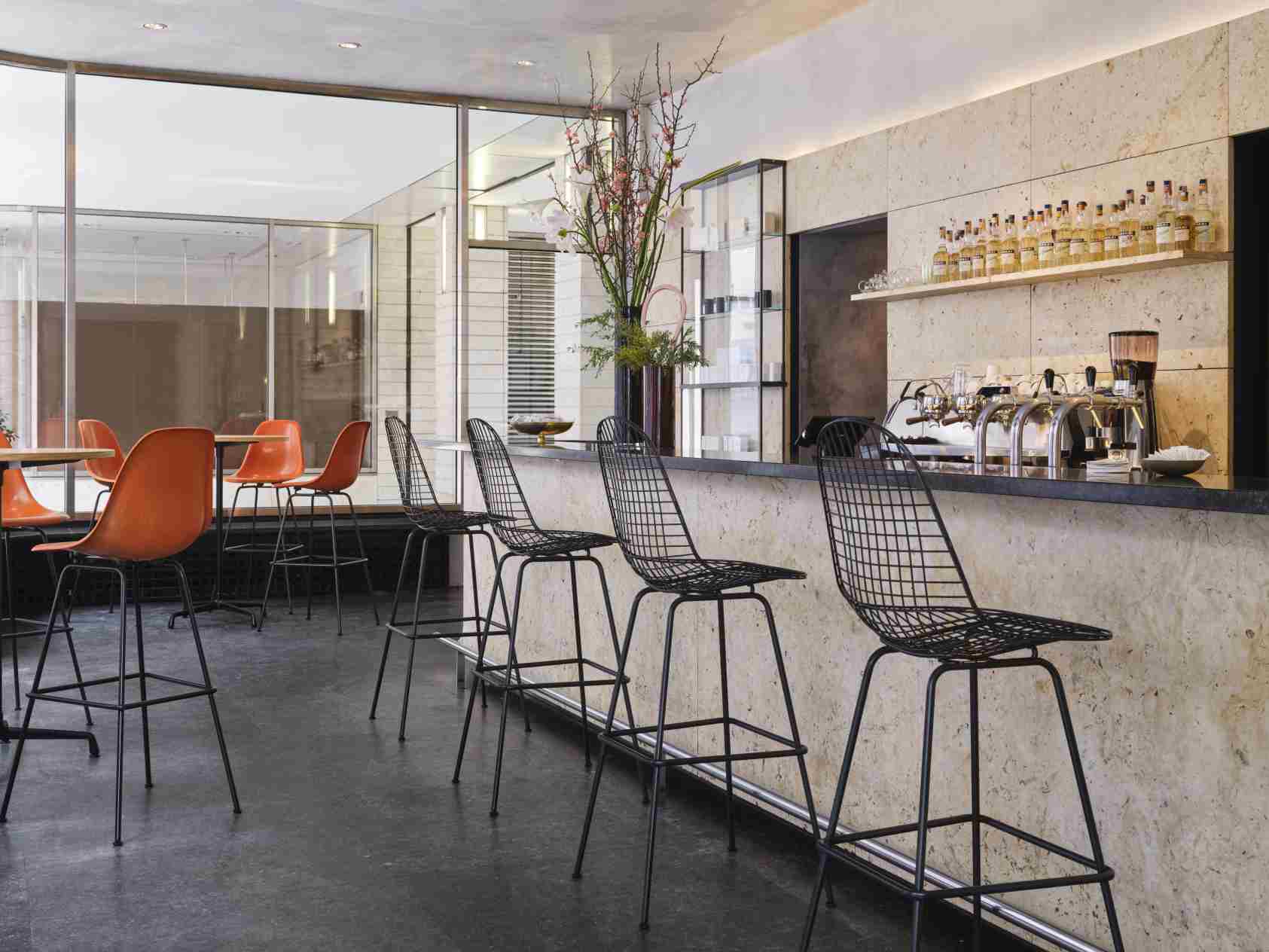 Eames Wire Bar Stool von Vitra in Schwarz: Moderner Design Barhocker für stilvolle Einrichtung.