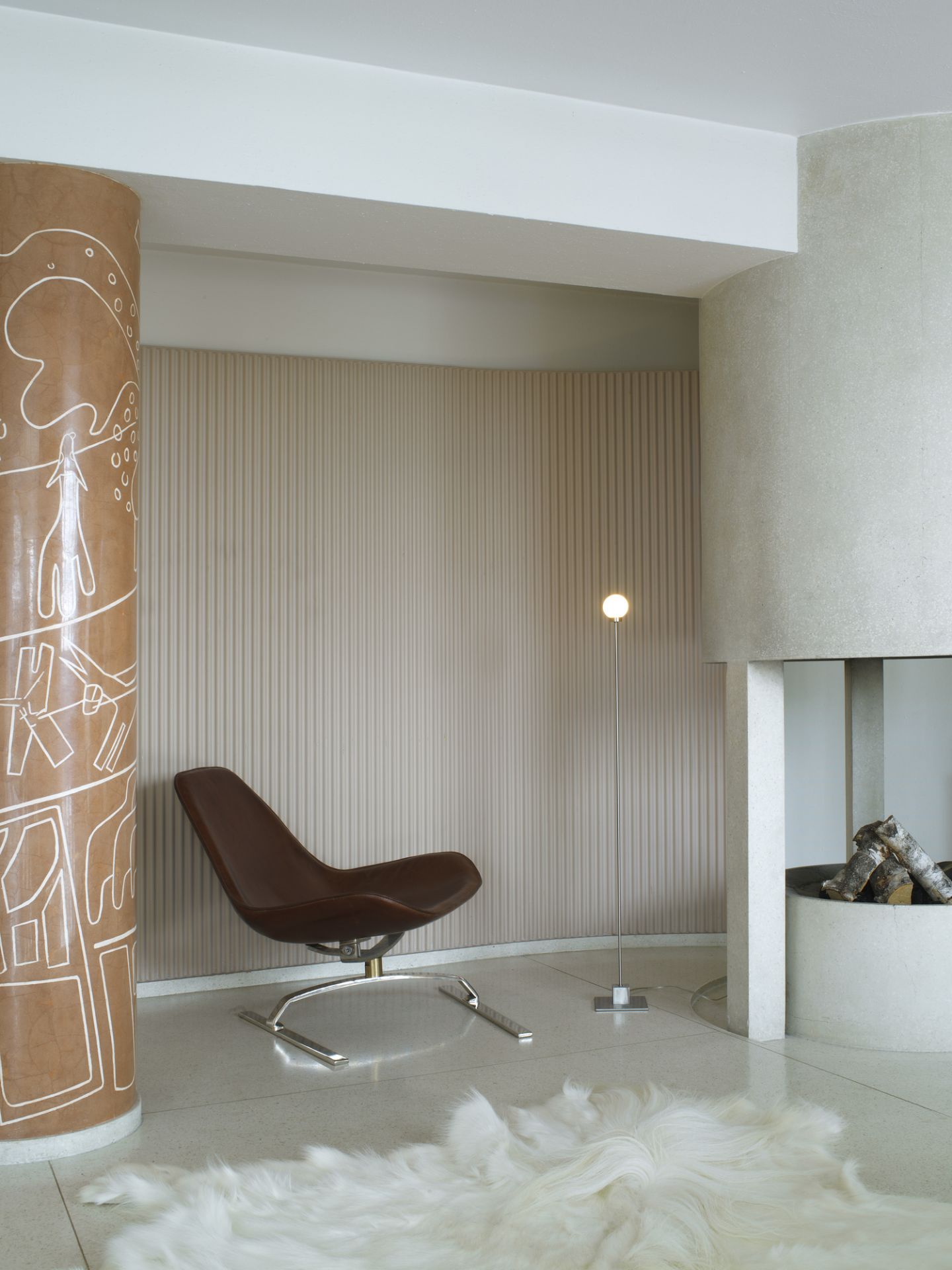 Snowball Floor LED Stehleuchte von Northern in modernem Wohnzimmer mit Sessel und Kamin.