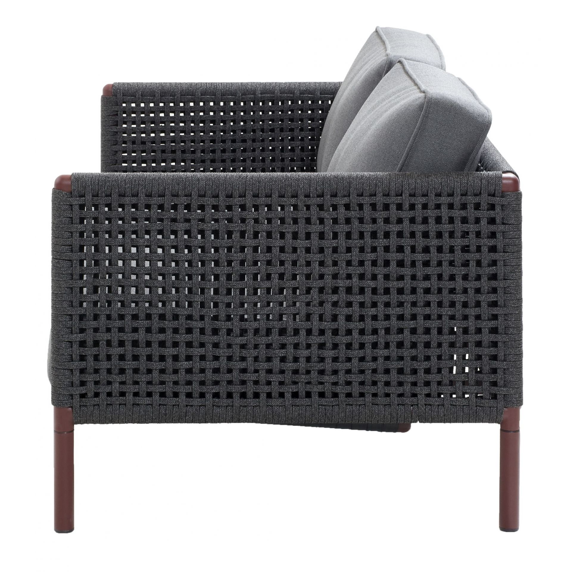 Nahaufnahme des Cane-Line Encore 2-Sitzer Sofas in Bordeaux mit grauen AirTouch Kissen.