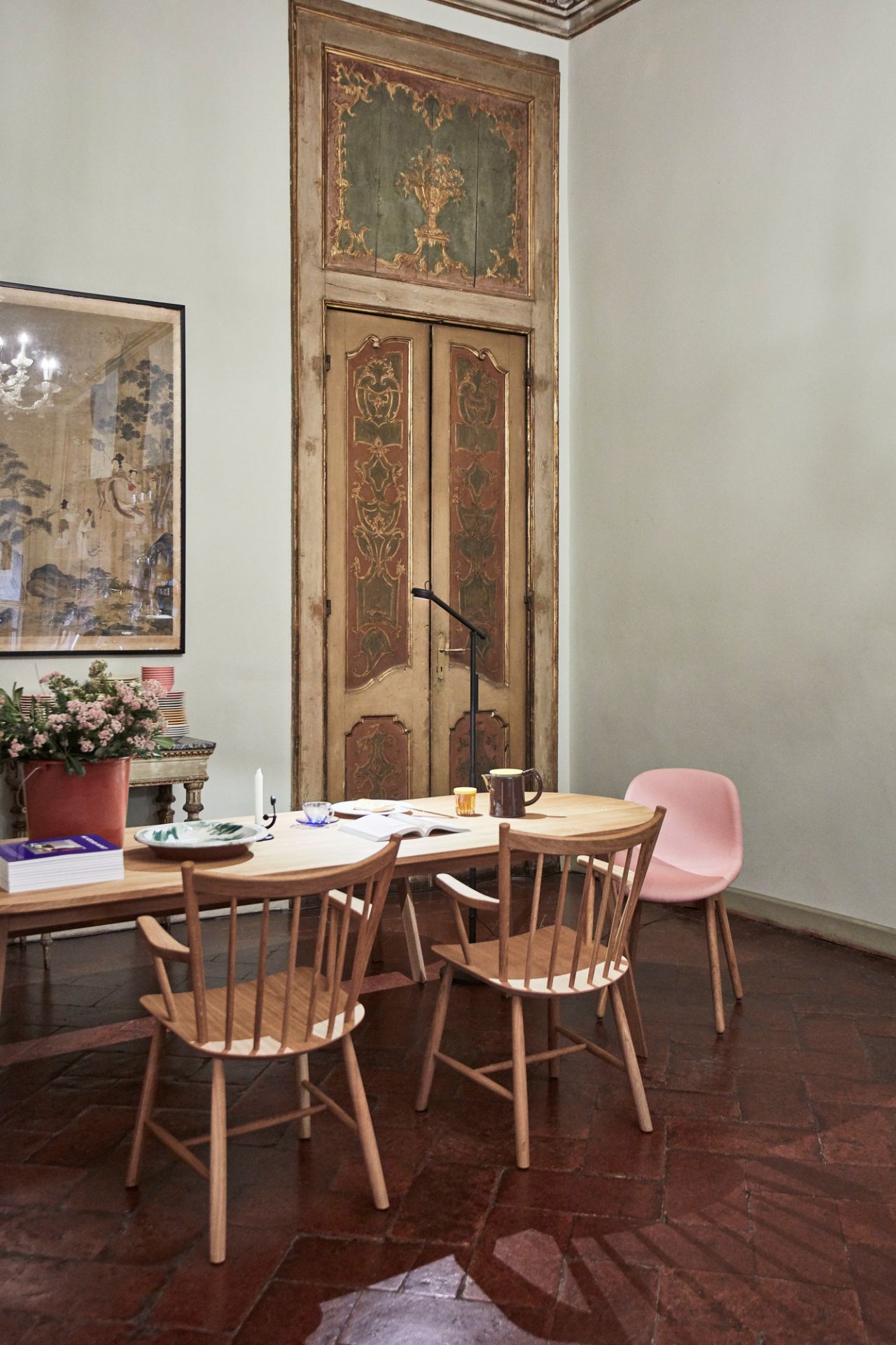 Innenaufnahme mit J42 Stühlen von Hay aus Holz an einem Esstisch. Designklassiker.