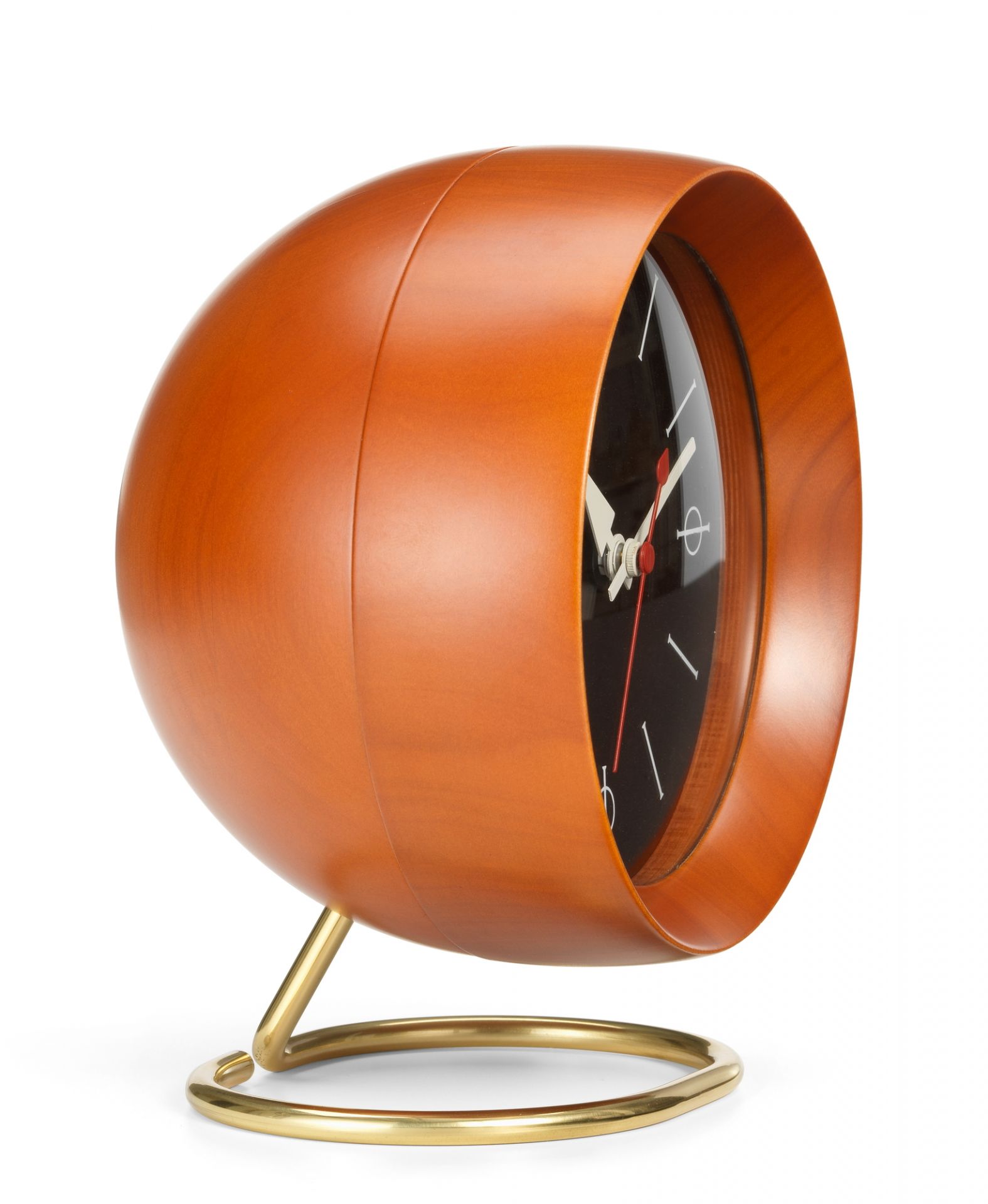 Vitra Chronopak Tischuhr aus Holz mit schwarzem Zifferblatt und goldenem Fuß.