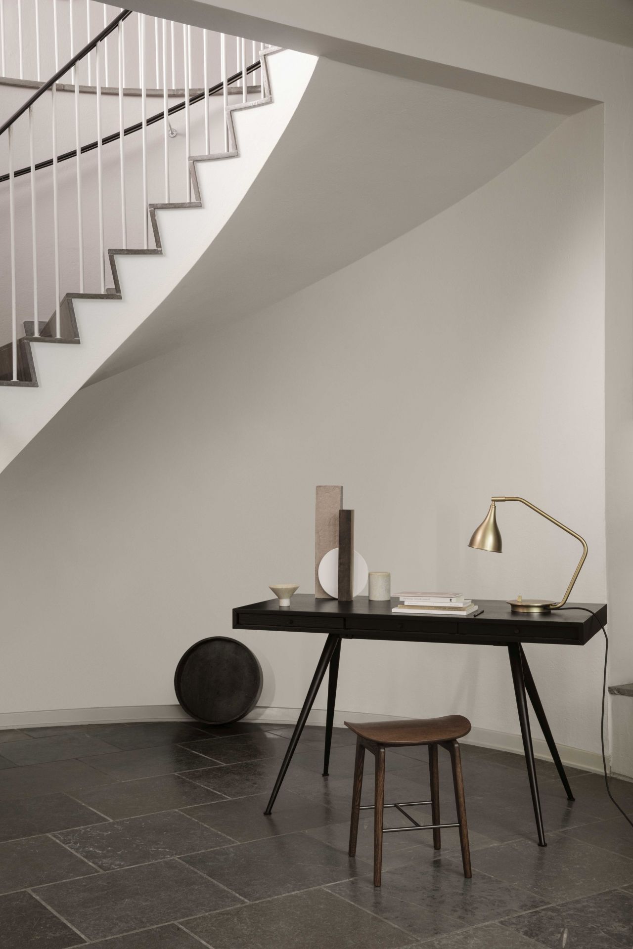 Schwarzer JFK Büroschreibtisch von Norr11 mit Standard Beinen, Lampe und Dekoration in minimalistischem Raum.